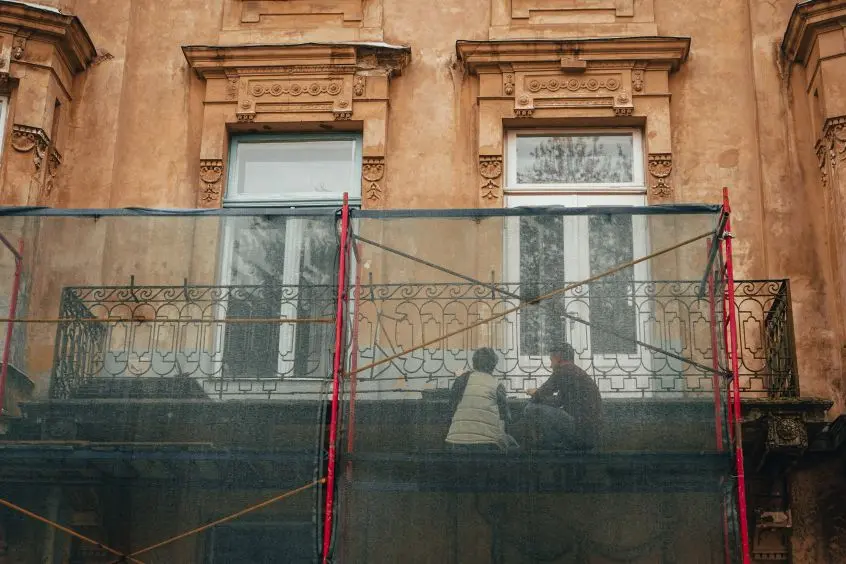 У Львові почали реставрувати балкон 100-літнього будинку
