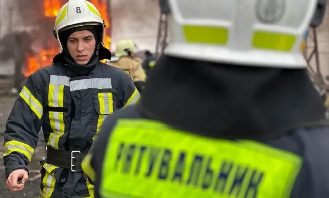 Рятувальники Львівщини показали, як ліквідовували наслідки ракетного обстрілу. Фото
