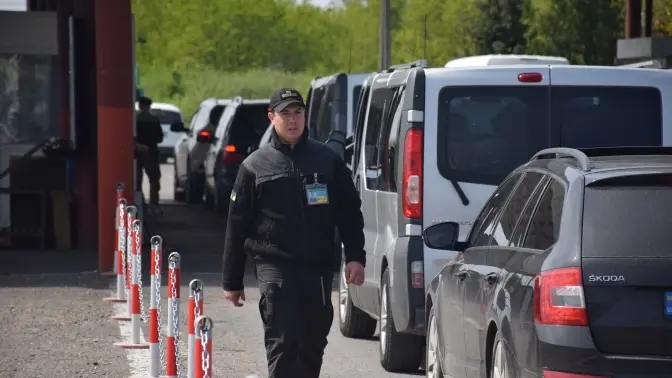 Черги з легковиків фіксують у трьох пунктах пропуску на Львівщині. Ситуація на кордоні з Польщею