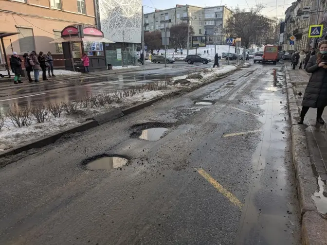 На дорогах Львова утворились глибокі ями. У мерії обіцяють залатати. Фото