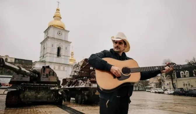 Американський кантрі-співак Бред Пейслі заспівав «Червону руту» на Михайлівській площі