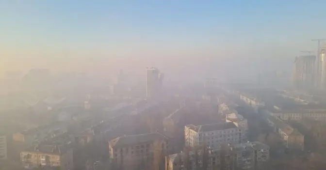 У Києві – смог. В КМДА радять зачинити вікна та пити більше води
