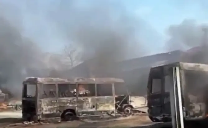 У селі поблизу Львова згоріли три автобуси