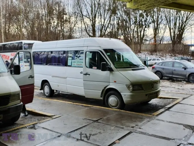 Чому до Львова курсують перероблені вантажні мікроавтобуси і хто за це відповідає