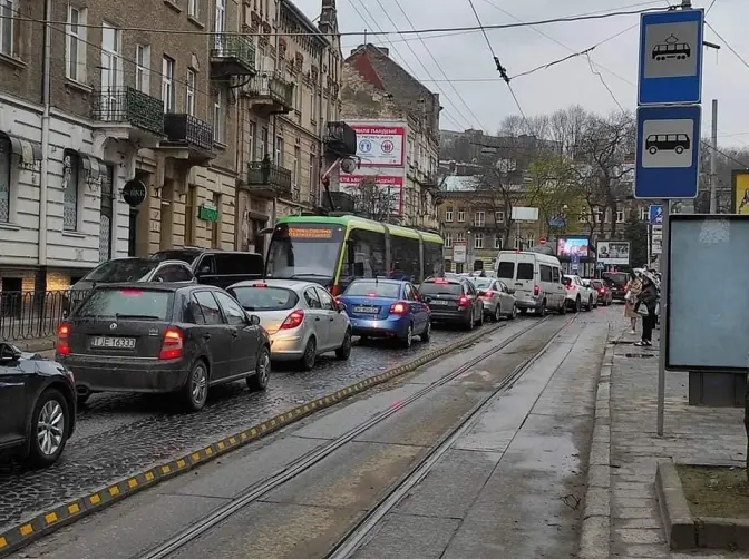 У Львові на вулиці Франка встановили делініатори і острівець безпеки