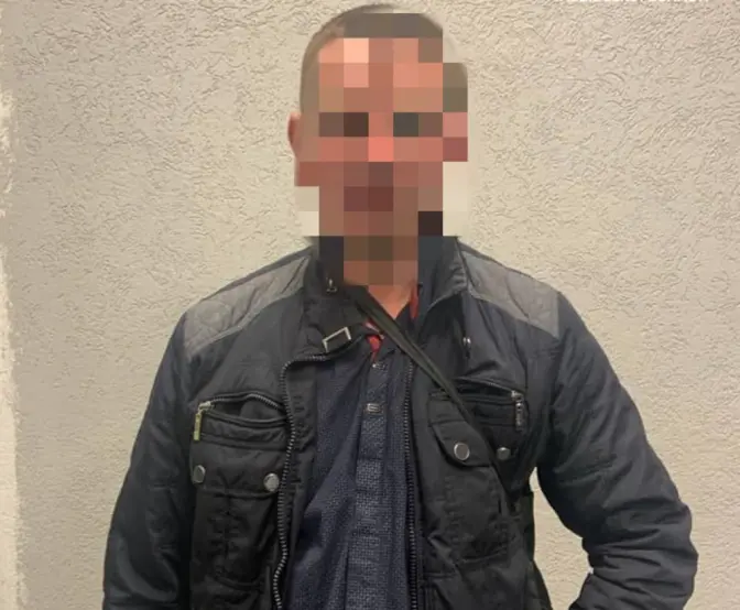 Львівські патрульні затримали чоловіка, який перебував на автостанції з пістолетом