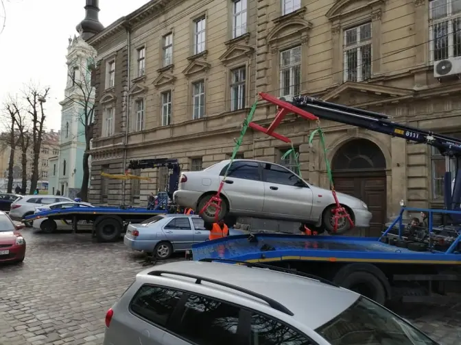 На вулицях Львова посилено евакуйовують неправильно припарковані авто