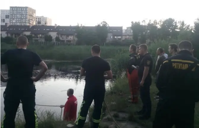 У Львові в озері поблизу ресторану втопився чоловік