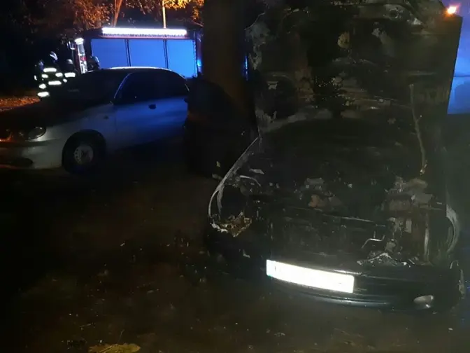 Уночі у Львові згорів автомобіль Мercedes. Фото