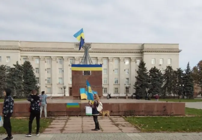 У центрі Херсона розгорнули українські прапори