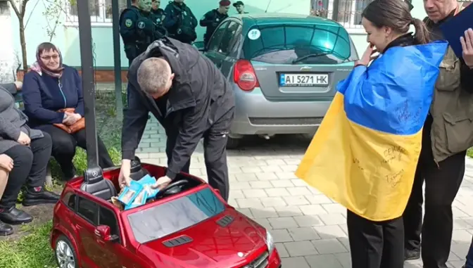 Церковну літературу УПЦ МП російською мовою висипали в іграшковий «Мерседес»
Скриншот / Ярослав Бондаренко