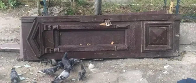 У Львові на смітник викинули автентичну історичну браму