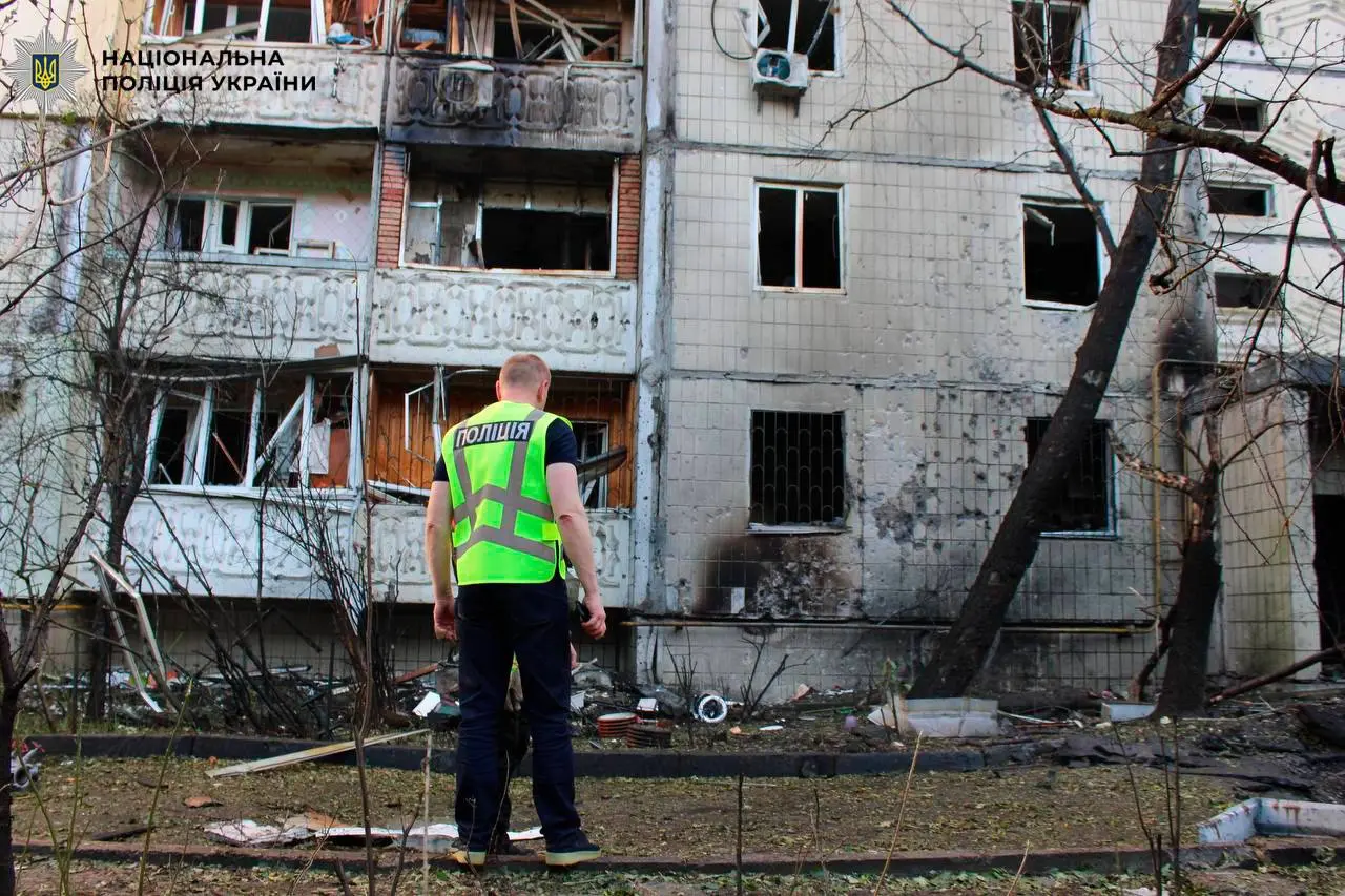 Росіяни знову атакували Київ: дрон влучив у багатоповерхівку, є загибла та постраждалі