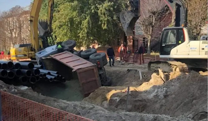 У Львові під час ремонту на Шевченка перевернулася вантажівка