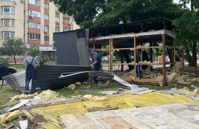 У Києві біля станції метро «Житомирська» демонтували 30 МАФів