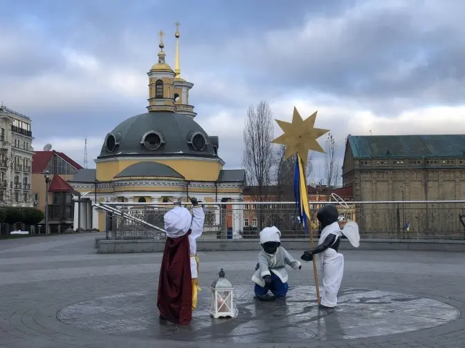 Скульптури малюків-засновників Києва на Поштовій площі переодягли до Різдва