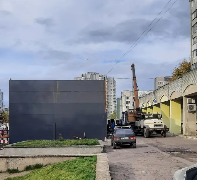 На недобуді біля Скверу Гідності відновили роботи. Мешканці готують оскарження