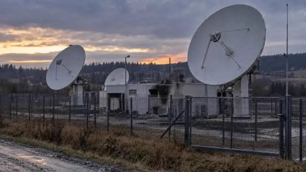 У Польщі підпалили базову станцію Starlink, яка живить інтернетом Україну / фото ілюстративне