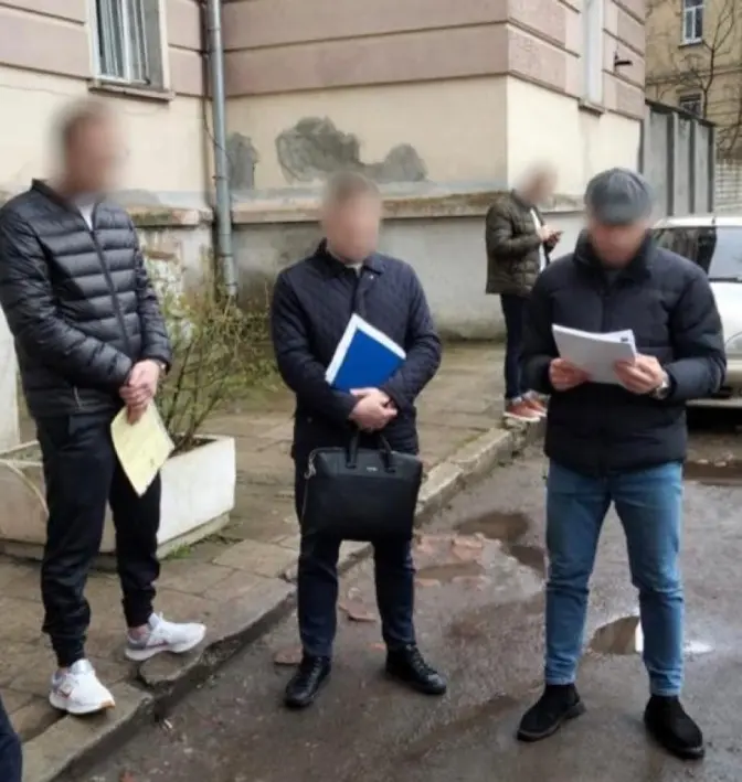 У Львові аферисти підробляли документи на нерухомість, міняли замки і продавали її