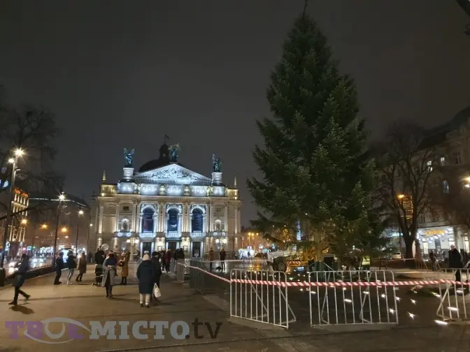 У Львові встановили головну ялинку. Фото дня