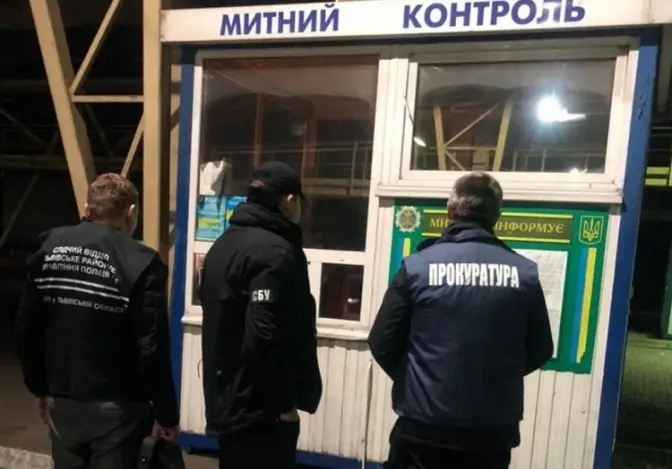 Львівського митника затримали на хабарі за допомогу у перевезенні контрабанди