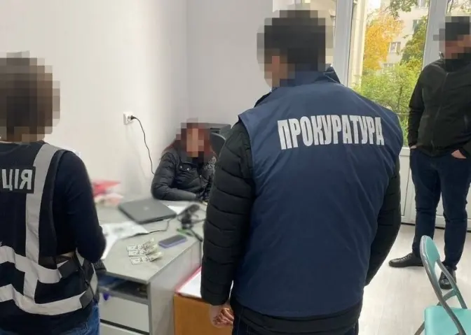 Двох лікарів та науковицю судитимуть за вимагання хабара з військовослужбовців у Львові