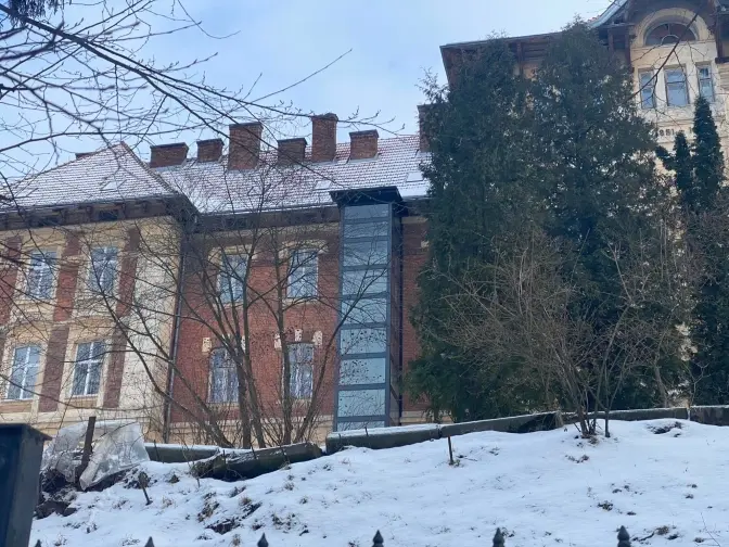 У Львові встановили зовнішній ліфт на фасаді історичної будівлі, де працює школа