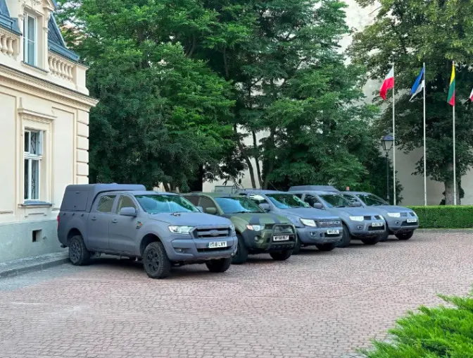 Фермери з Великої Британії передали автомобілі для українських військових