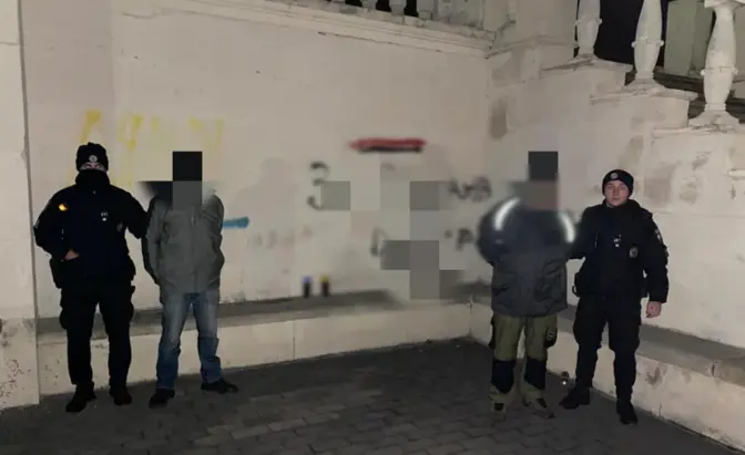 У Львові двоє чоловіків зіпсували частину польського меморіалу на Личаківському кладовищі