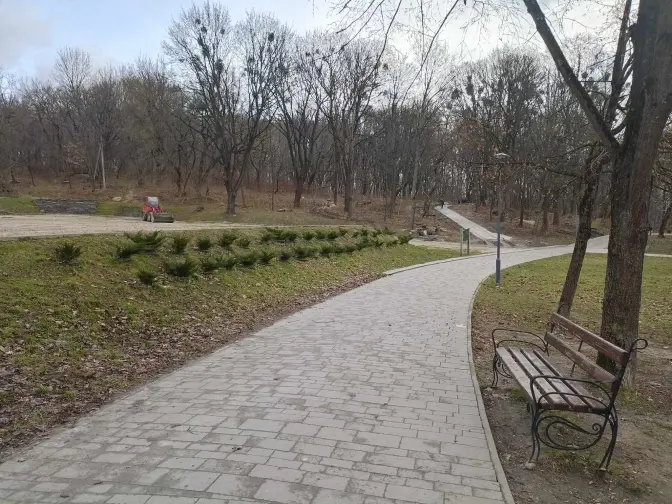 У одному з парків Львова продовжують облаштовувати безбар’єрні стежки. Що встигли зробити