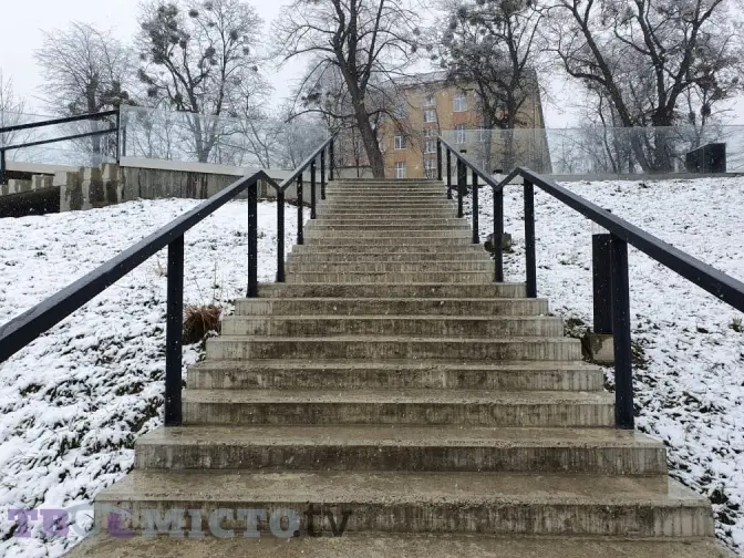 На Меморіалі Небесної Сотні у Львові нищиться бетонне покриття. Що з цим робитимуть