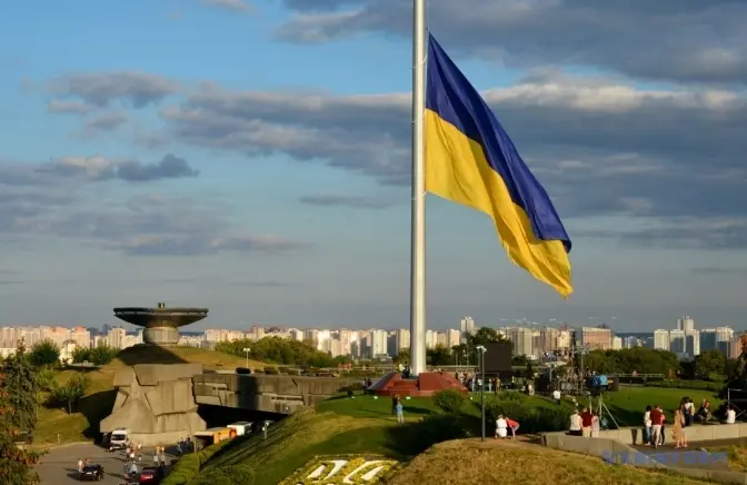 У столиці з метою вшанування пам’яті жертв голодоморів приспустили найбільший прапор України