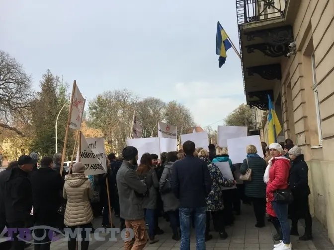 Біля Львівської облради – три пікети. Чого вимагають
