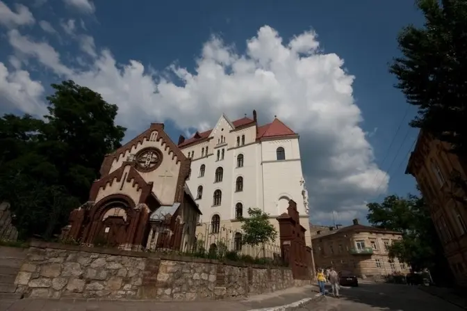 У Львові лікарку, через недбалість якої помер чоловік, звільнили від покарання