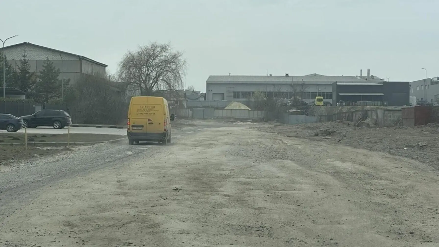 Вул. Конюшинна з нерівною дорогою без покриття, що веде у промислову зону / фото: ЛМР