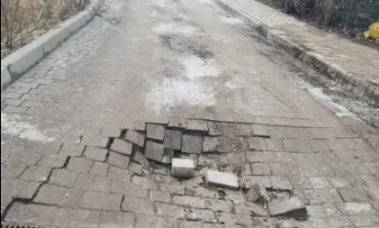 На вулиці Повстанській у Львові утворилося провалля. Фото