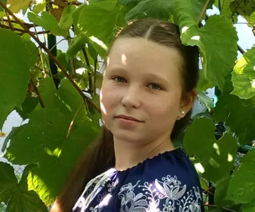 Львів’ян просять допомогти зібрати гроші на операцію 13-річної Анастасії зі сколіозом