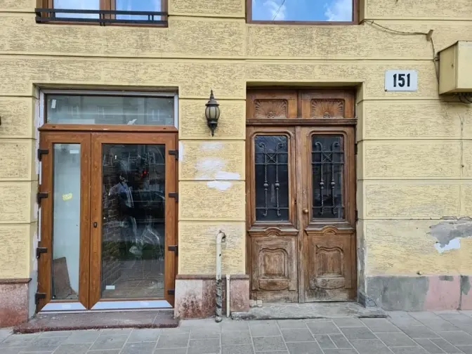 У Львові історичну браму замінили пластиковими дверима. Фотофакт
