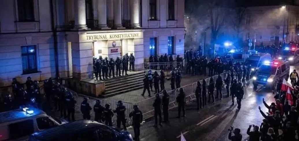 У Польщі спалахнуло силове протистояння за Конституційний трибунал / фото з соцмереж