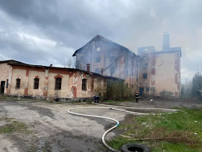 На недіючому пивзаводі на Львівщині трапилася пожежа. Фото