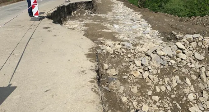 Як на Львівщині після зсуву ремонтують дорогу Боберка – Бориня. Фото