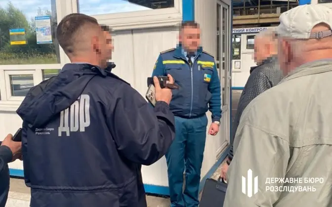 Двох посадовців Львівської митниці підозрюють у пропуску в Україну 40 вантажівок контрабанди