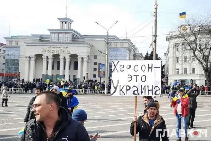 В оточеному Херсоні люди вийшли на мітинг проти озброєних окупантів