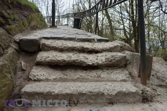 Тріщини і зруйновані сходи. Як виглядає «Високий Замок» сьогодні. Фоторепортаж
