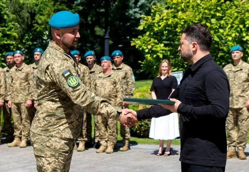 Зеленський нагородив майора зі Львівщини "Хрестом бойових заслуг"/Фото: Максим Козицький