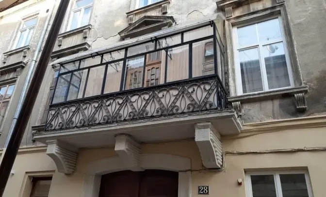 У центрі Львова демонтували засклений балкон. Фото до і після