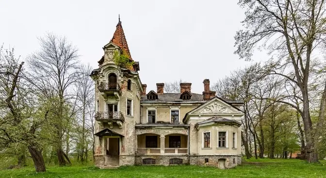 На Львівщині руйнується палац кінця XIX століття