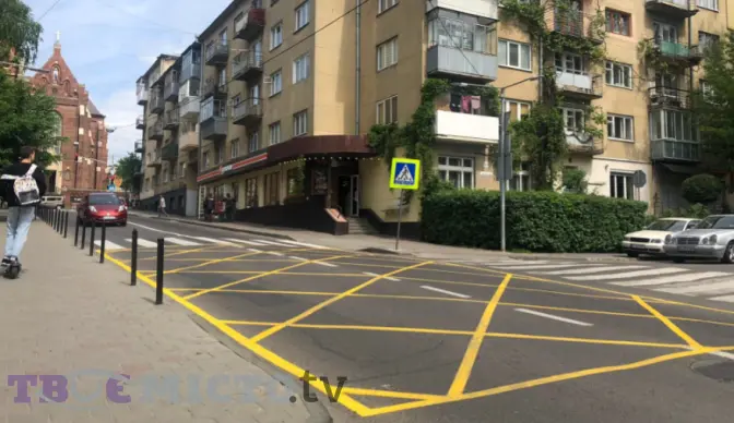 На вулиці Горбачевського у Львові поновили розмітку-вафельницю. Фото