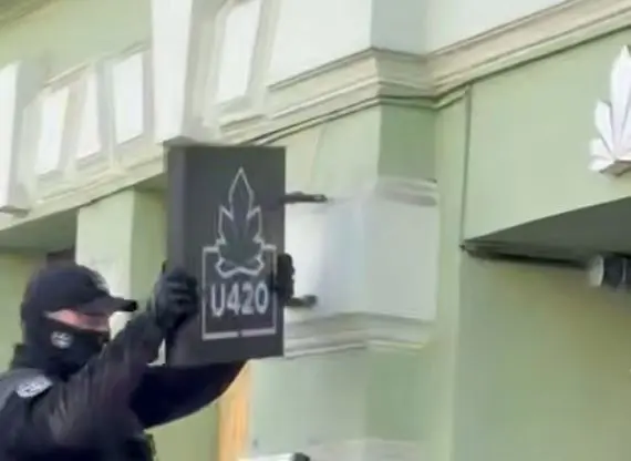 У центрі Львова правоохоронці обшукують магазин U420 через ймовірний продаж наркотиків