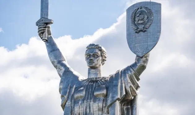 На Батьківщині-матері в Києві замінять герб срср на тризуб до 24 серпня за 28 мільйонів. Проєкт фінансує бізнес